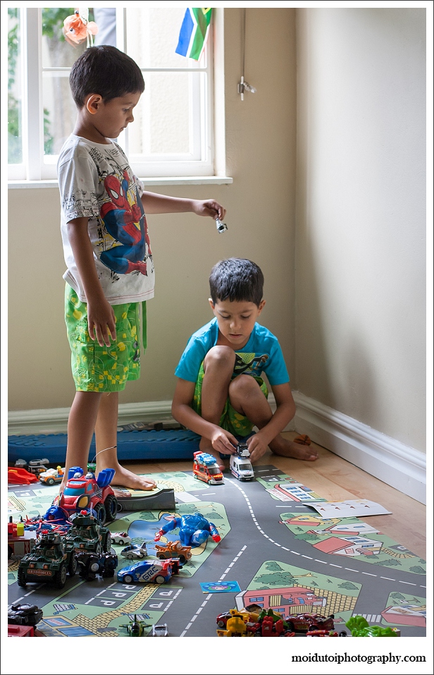 Natural light lifestyle portrait children, twin boys, moi du toi photography, playing children