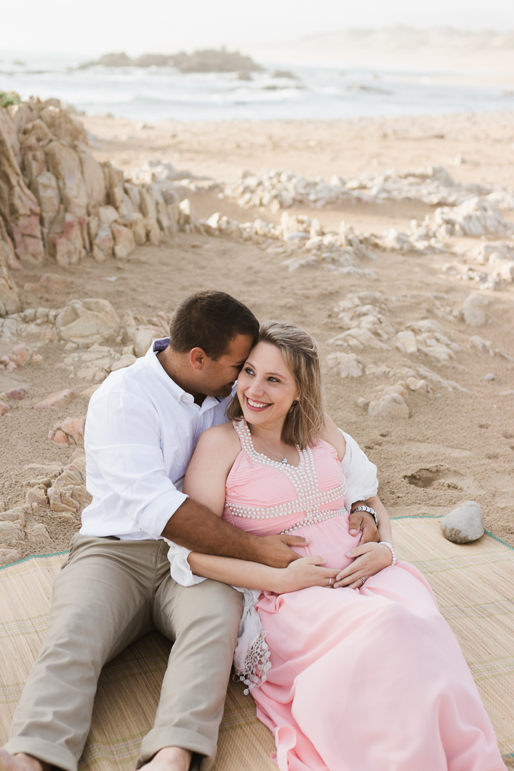 Garden route newborn photographer moi du toi shares 3 tips on how to prepare for your maternity photo session. Sweet couple snuggling together at Buffelsbaai beach during a maternity photoshoot.