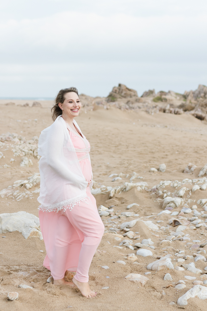 Garden route newborn photographer moi du toi shares 3 tips on how to prepare for your maternity photo session. Sweet couple snuggling together at Buffelsbaai beach during a maternity photoshoot.