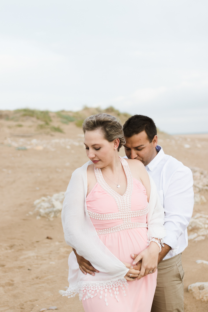 Garden route newborn photographer moi du toi shares 3 tips on how to prepare for your maternity photo session. Sweet couple snuggling together at Buffelsbaai beach during a maternity photoshoot.