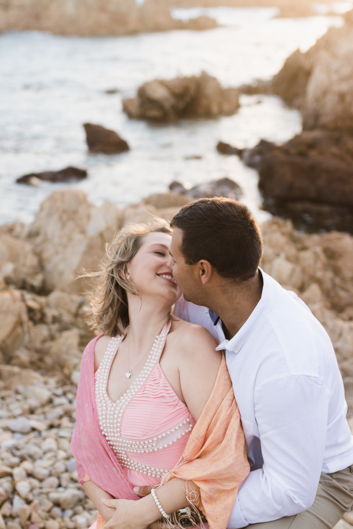 Garden route newborn photographer moi du toi shares 3 tips on how to prepare for your maternity photo session. Sweet couple snuggling together at Buffelsbaai beach during a maternity photoshoot.