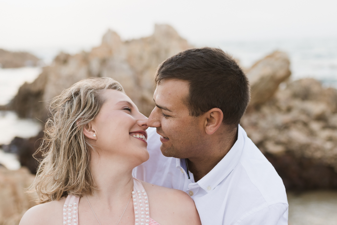 Garden route newborn photographer moi du toi shares 3 tips on how to prepare for your maternity photo session. Sweet couple snuggling together at Buffelsbaai beach during a maternity photoshoot.