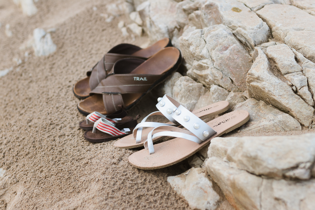 Garden route newborn photographer moi du toi shares 3 tips on how to prepare for your maternity photo session. MOm, Dad and baby sandal on Buffelsbaai beach.