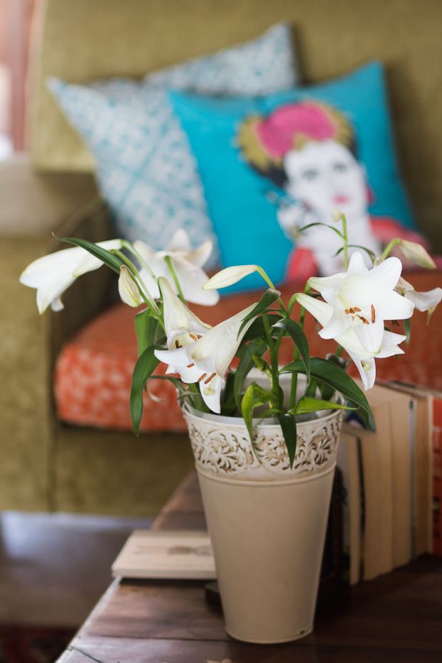 Vase of white flowers on coffee table at Cola Beach guest house sedgefield