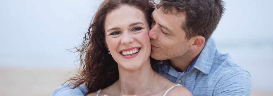 Couple embrace during family shoot myoli beach sedgefield moi du toi photography